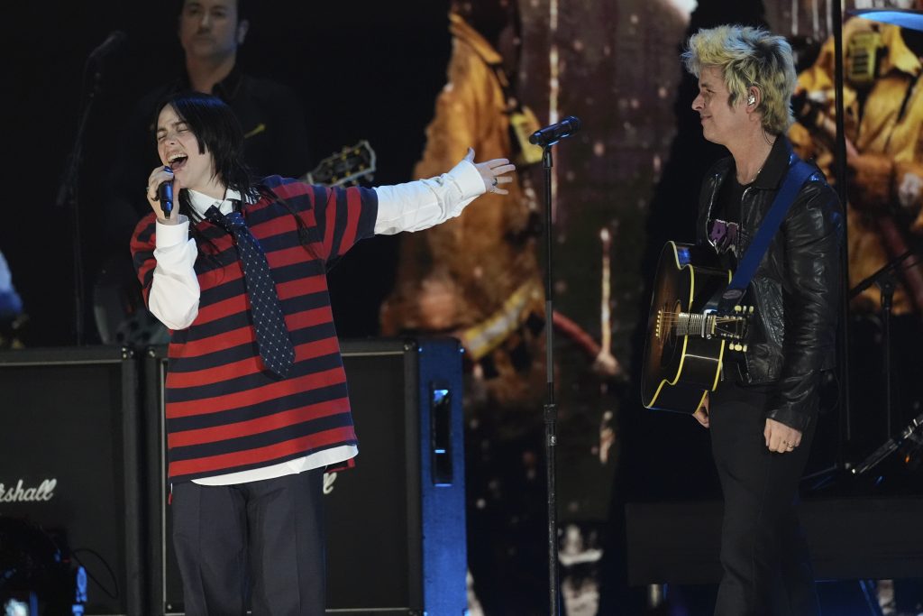 Η Billie Eilish κάνει την αρχή για πιο «πράσινες» συναυλίες – Πρέπει να προσπαθήσω να φέρω μια αλλαγή