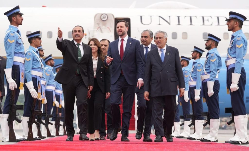 Live: Στο Ισλαμαμπάντ η αμερικανική αντιπροσωπεία για τις ειρηνευτικές συνομιλίες – Καλή θέληση, αλλά χωρίς εμπιστοσύνη προς τις ΗΠΑ, δήλωσε ο Γκαλιμπάφ