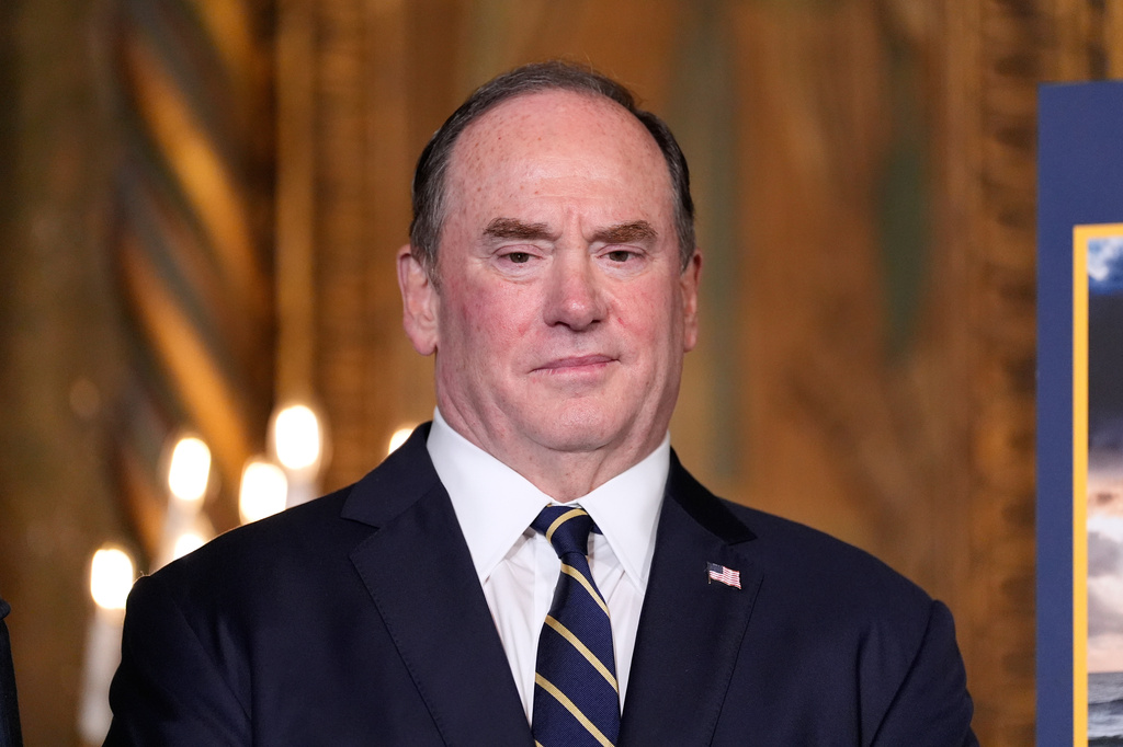 Ο υπουργός Ναυτικού απομακρύνθηκε για τη ναυπηγική πολιτική του, λέει ο Τραμπ