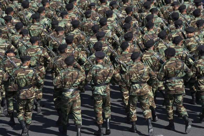 Το Ιράν απειλεί να βυθίσει όλη την Μέση Ανατολή στο σκοτάδι και να κλείσει το στενό Μπαμπ ελ Μαντέμπ στην Ερυθρά Θάλασσα