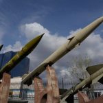 Το Ιράν επιτίθεται σε κράτη του Κόλπου και απειλεί με «καταστροφικά» αντίποινα εάν ο Ντόναλντ Τραμπ πραγματοποιήσει τις απειλές του