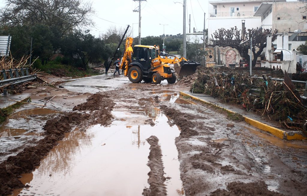 Πορτοκαλί προειδοποίηση από την ΕΜΥ: Πού θα χτυπήσει η κακοκαιρία «Erminio» τις επόμενες ώρες – Πώς έγινε η τραγωδία με τον νεκρό 55χρονο