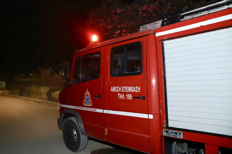 Στις φλόγες βαν και τροχόσπιτο στο Μοσχάτο –  Εξετάζεται το ενδεχόμενο εμπρησμού για τις διαδοχικές φωτιές στον Κηφισό