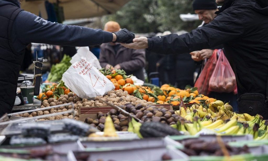 Νέος νόμος για τις λαϊκές αγορές: Τι αλλάζει σε άδειες και λειτουργία