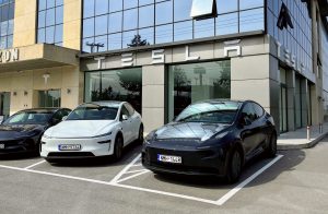 Η Tesla ανοίγει νέο κατάστημα στη Θεσσαλονίκη