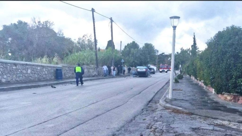 Αυτοκίνητο προσέκρουσε σε κολώνα και ανατράπηκε στη Ρόδο